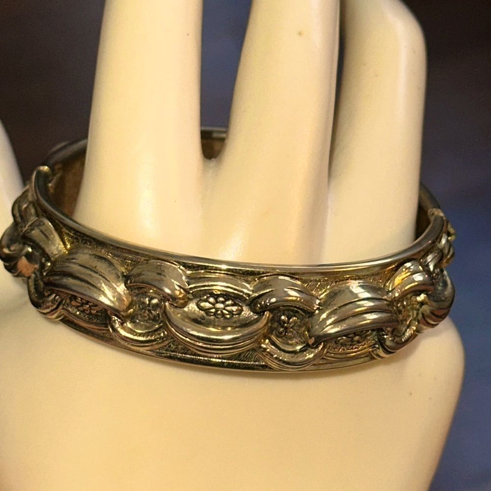 Vintage Whiting & Davis gold tone hinged bangle bracelet /floral & chain motif